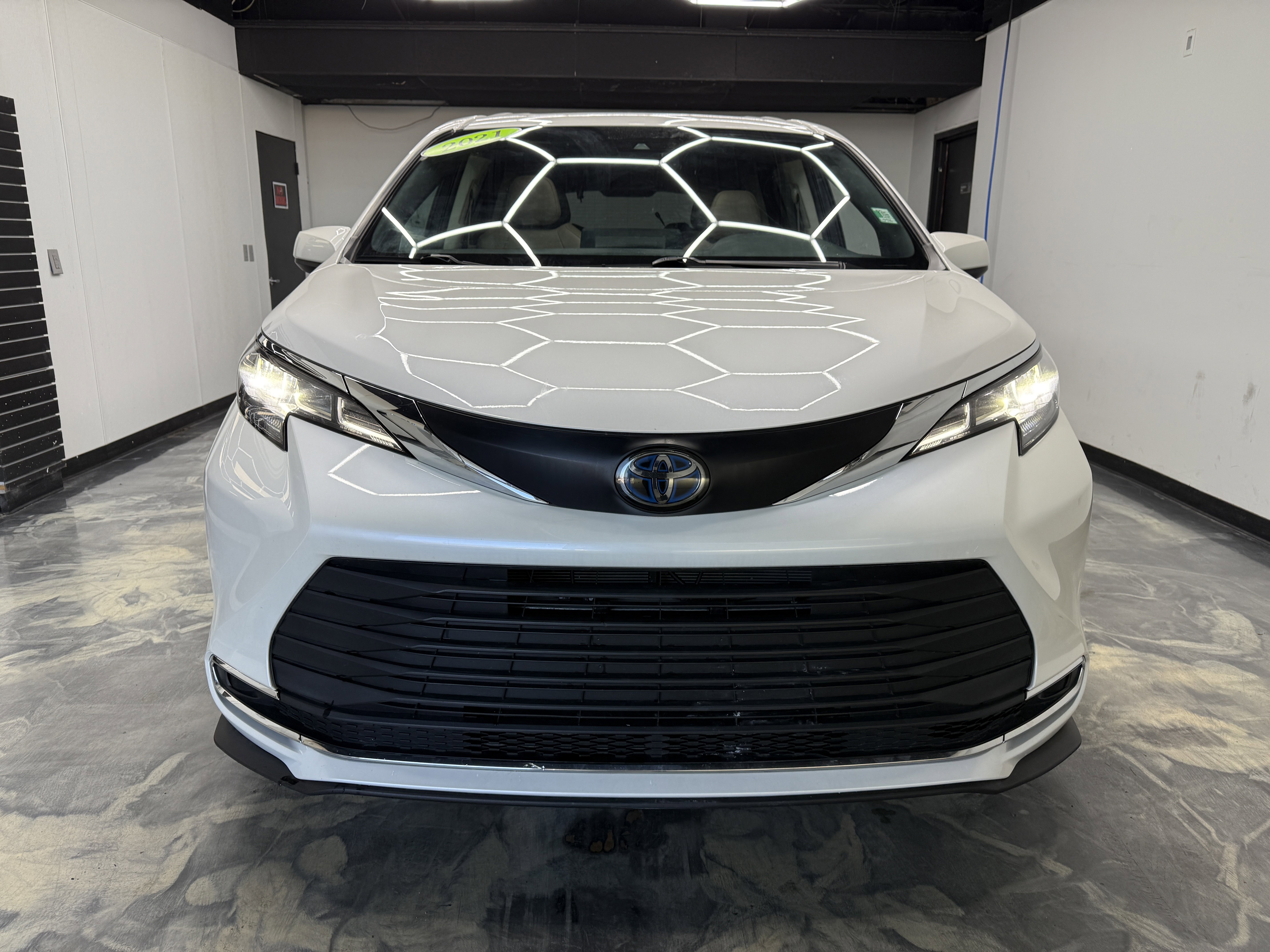 Used 2021 Toyota Sienna XLE image 7