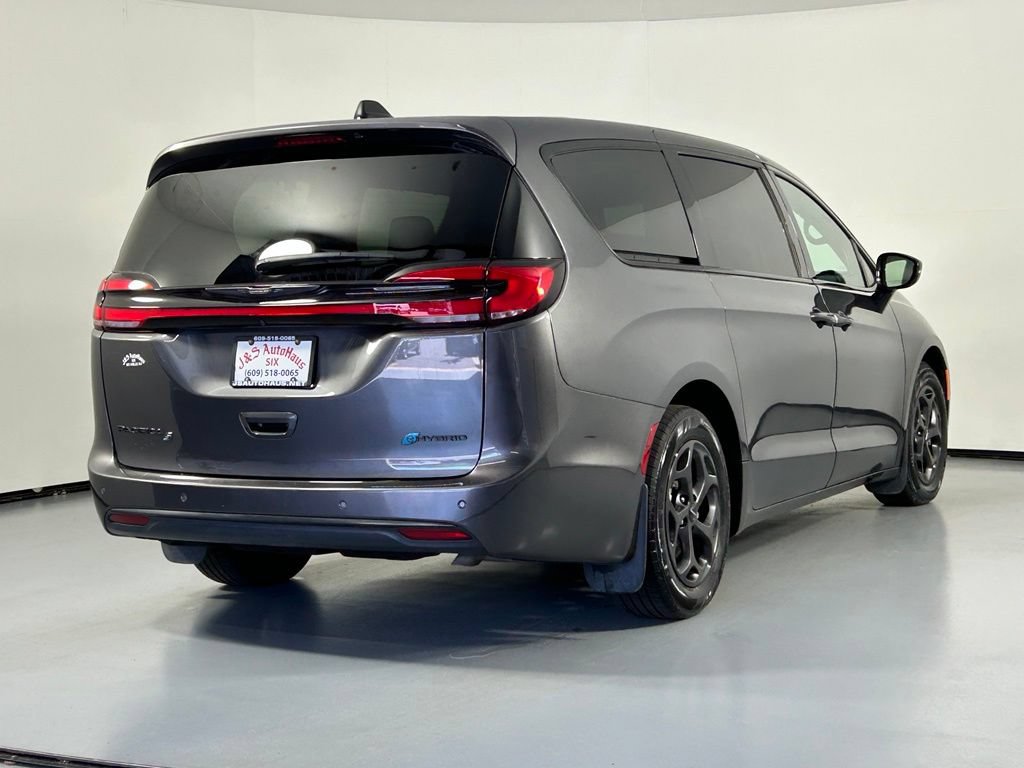 Used 2023 Chrysler Pacifica Limited w/ Uconnect Theater Family Group FWD image 7