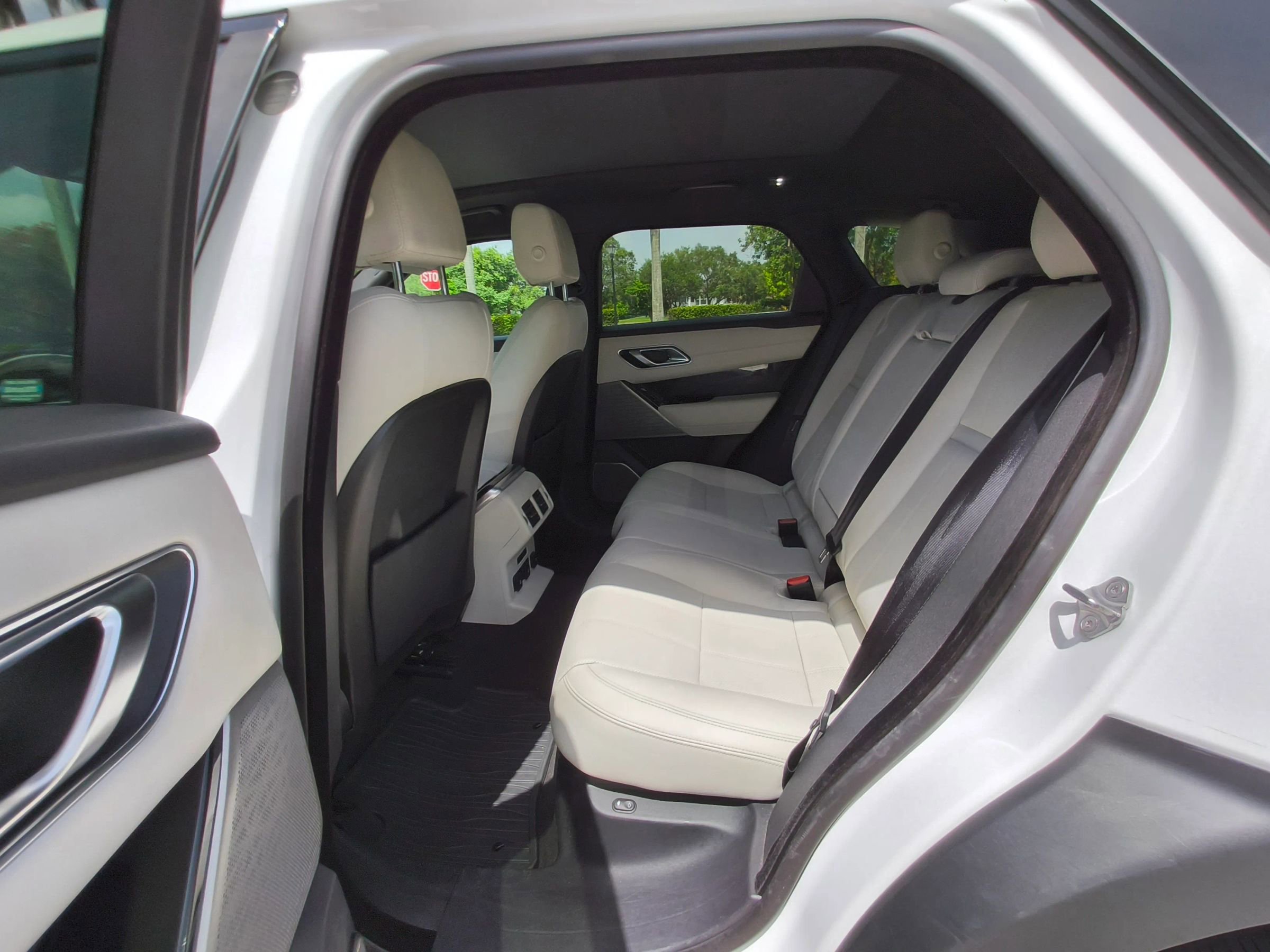 Used 2019 Land Rover Range Rover Velar R-Dynamic SE image 27