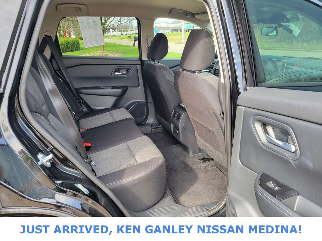 Certified 2025 Nissan Rogue SV image 18