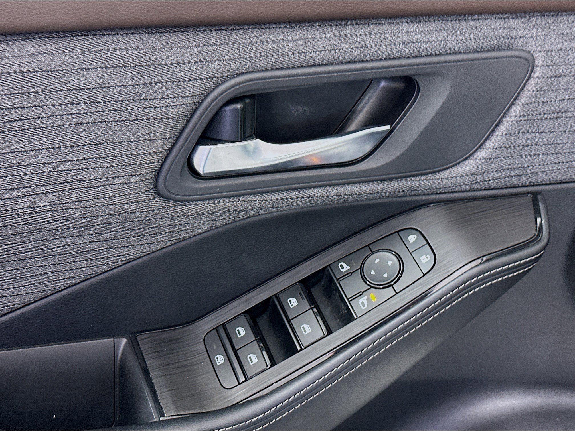 Used 2023 Nissan Rogue SV image 15