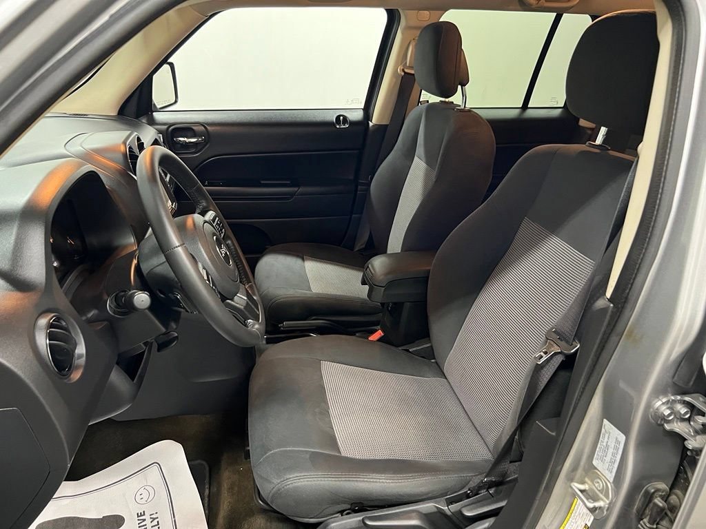 Used 2016 Jeep Patriot Latitude AWD/4WD image 30