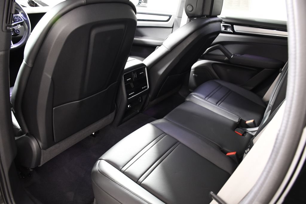 Used 2022 Porsche Cayenne Platinum Edition AWD/4WD image 27