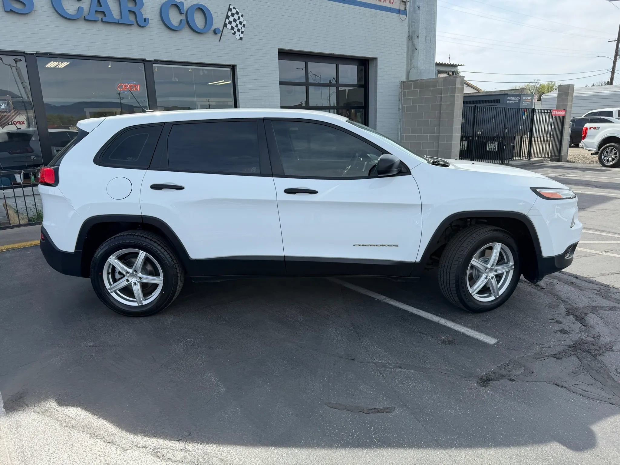 Used 2015 Jeep Cherokee Sport image 8