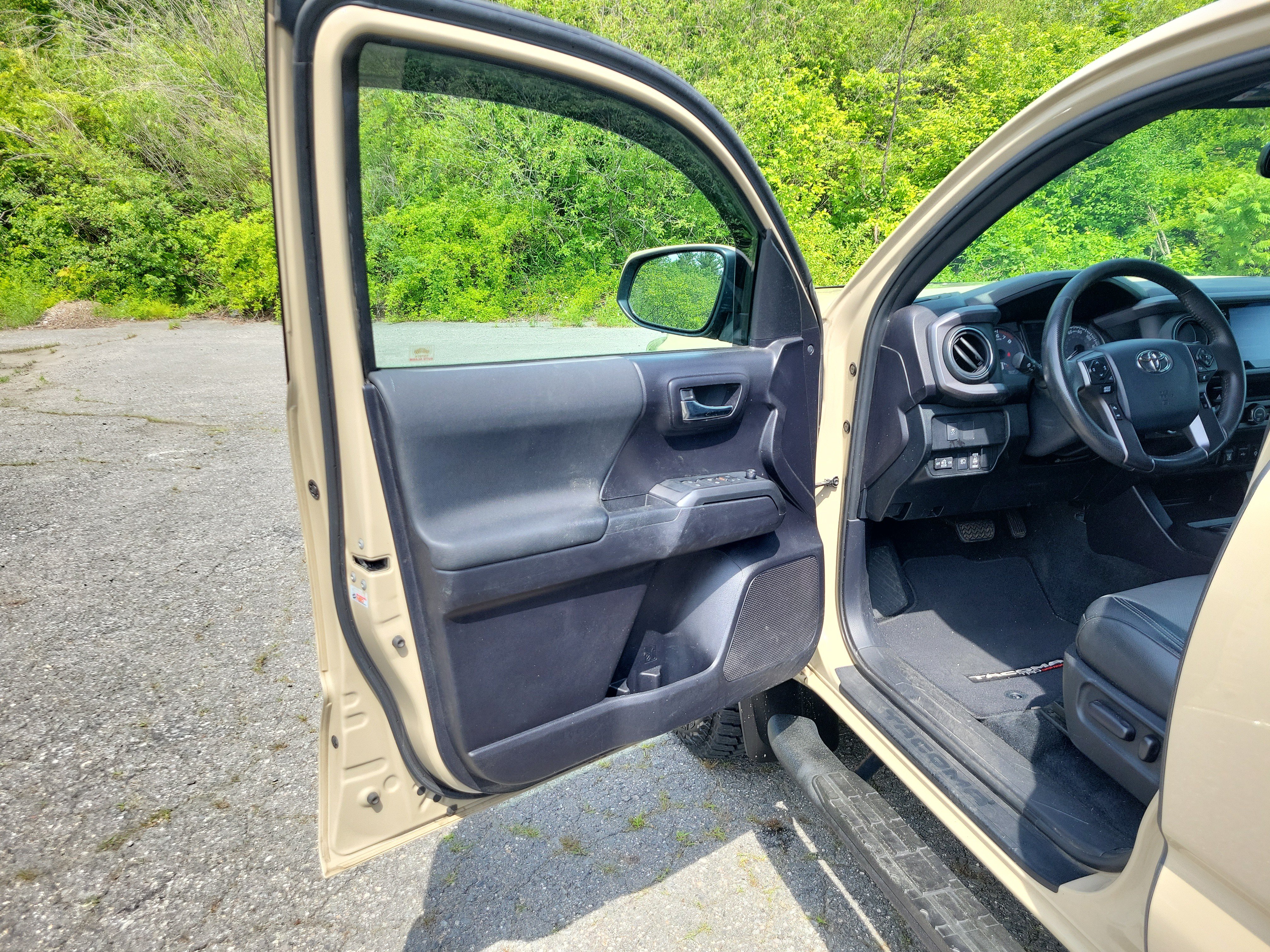 Used 2020 Toyota Tacoma TRD Off-Road w/ Technology Package AWD/4WD image 15