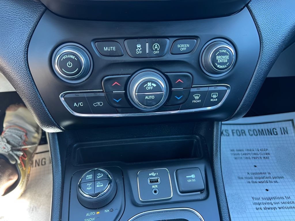 Used 2020 Jeep Cherokee Trailhawk w/ Cold Weather Group AWD/4WD image 23