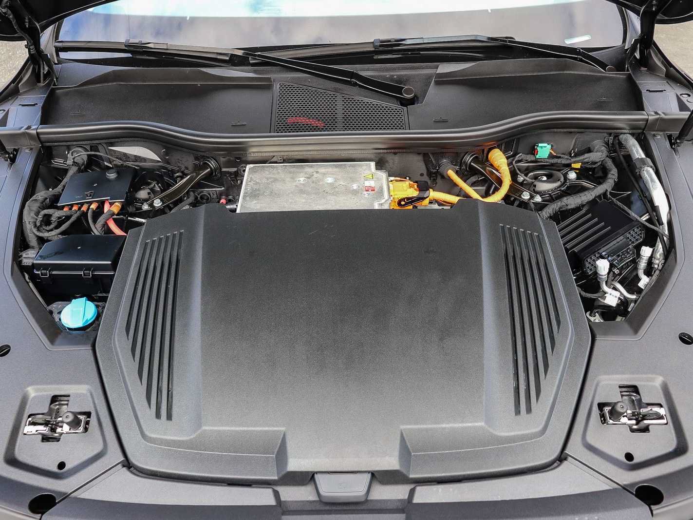 Used 2024 Audi Q8 e-tron Premium AWD/4WD image 28