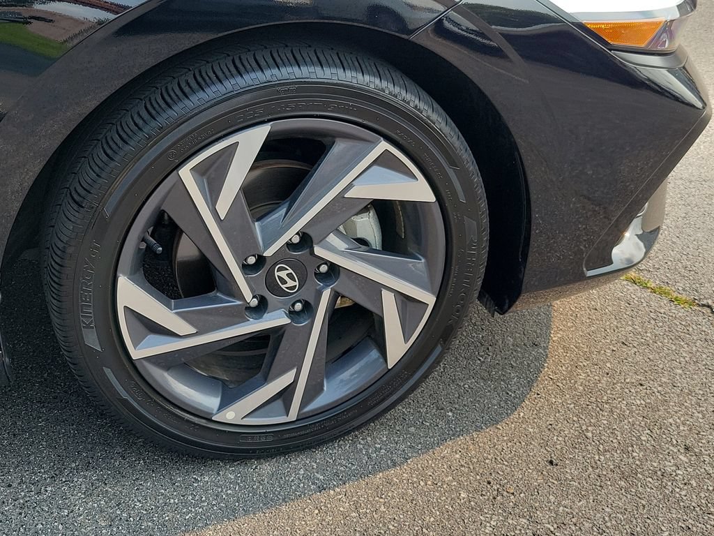 Used 2025 Hyundai Elantra Limited FWD image 6