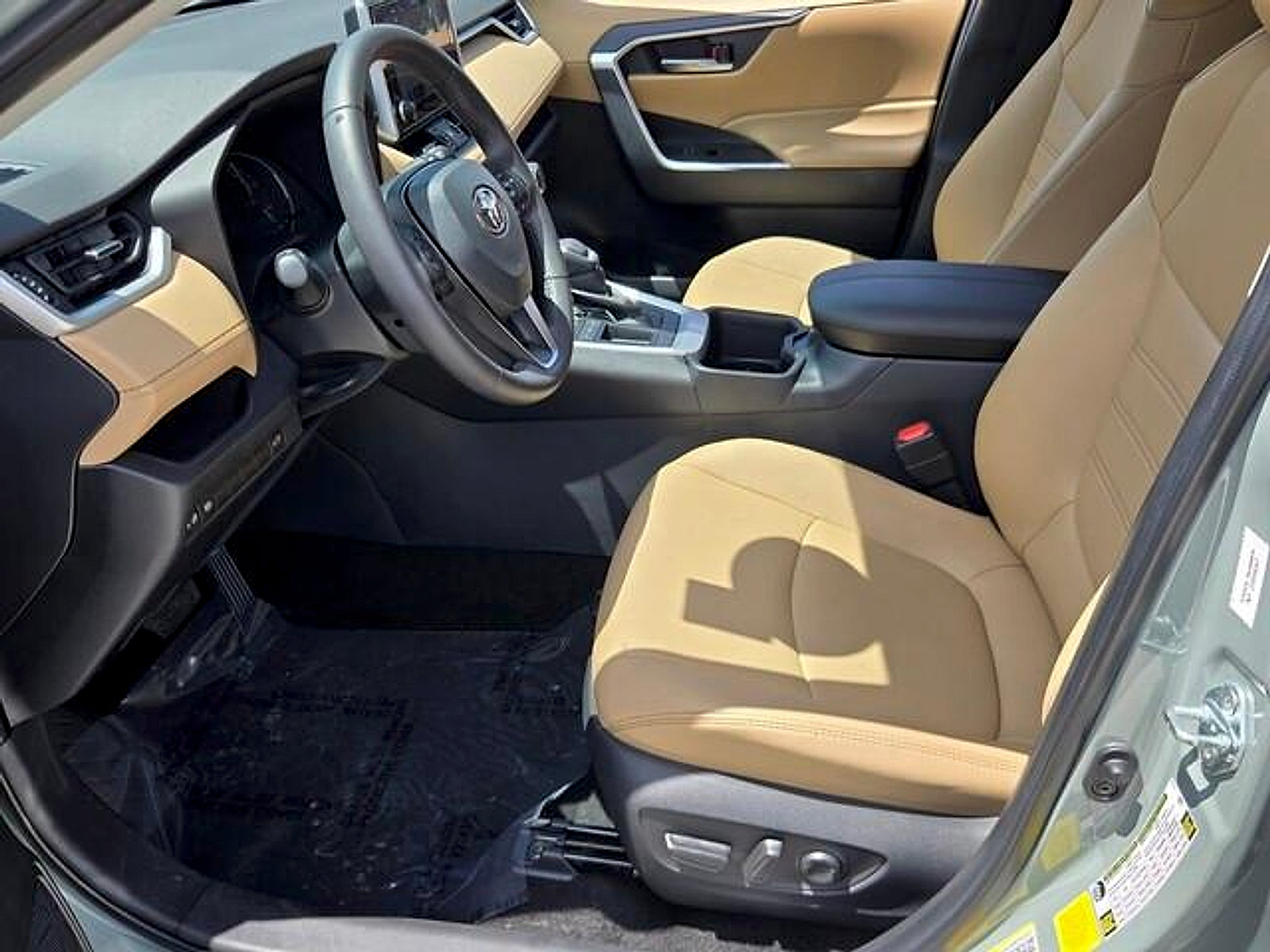 Used 2023 Toyota RAV4 XLE Premium FWD image 10