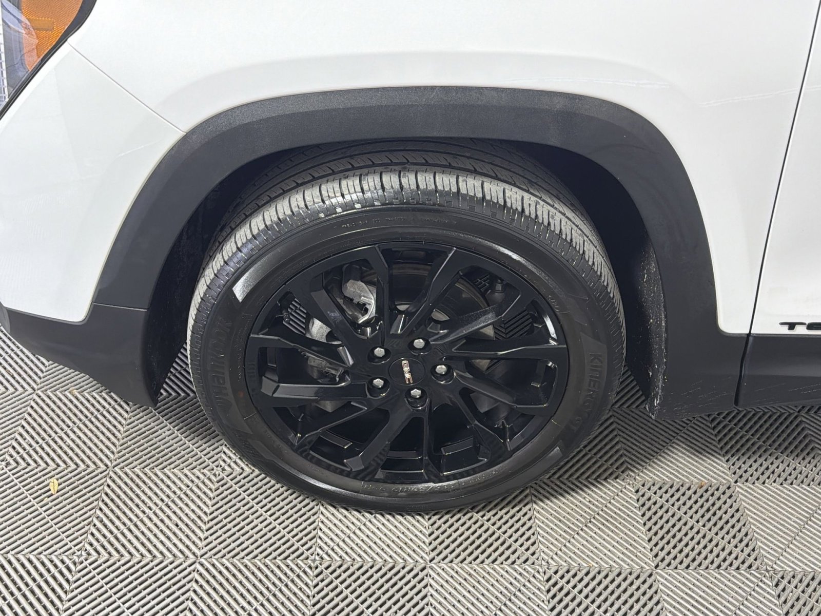 Used 2024 GMC Terrain SLT w/ Elevation Edition image 12