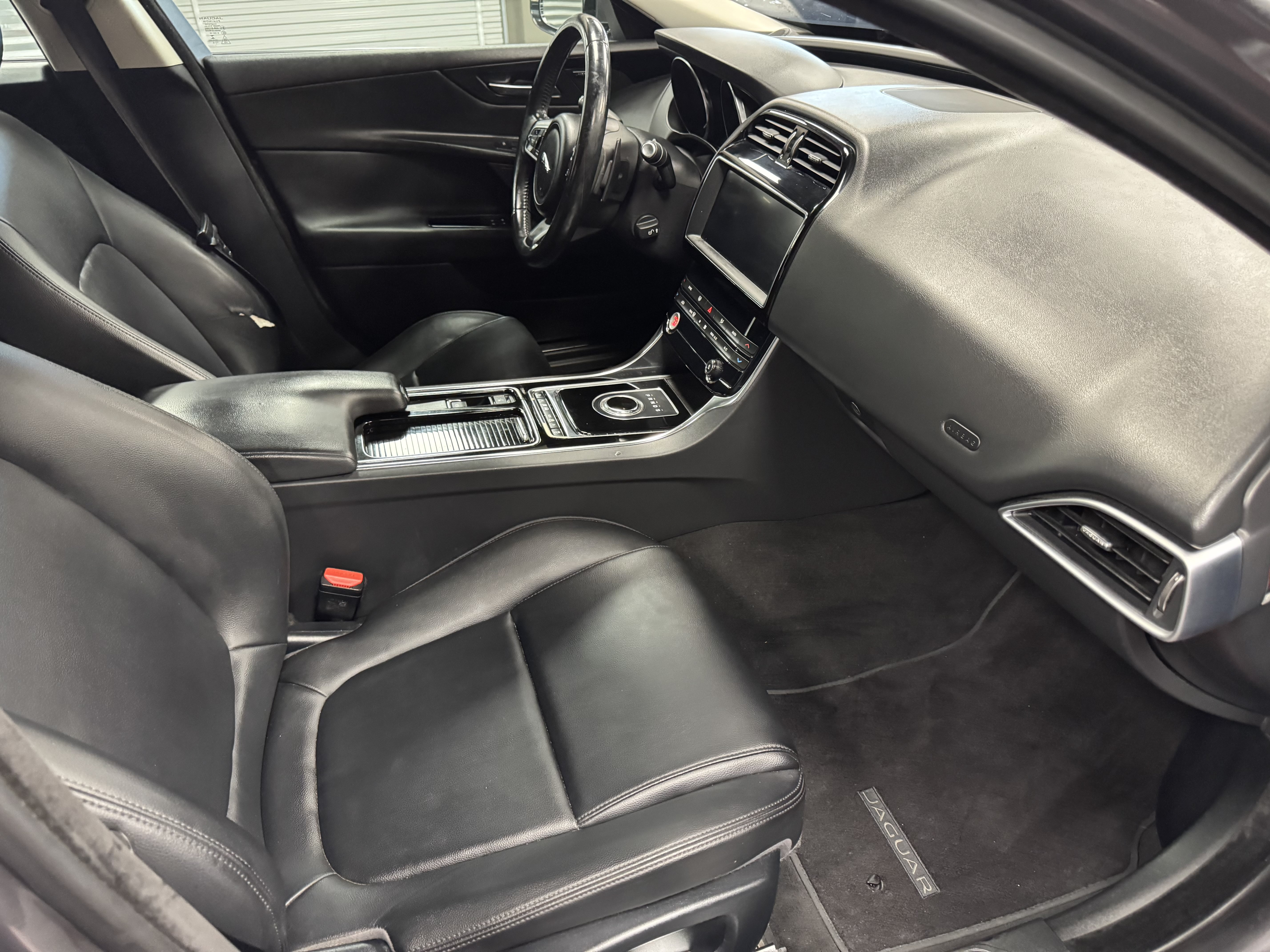 Used 2019 Jaguar XE Premium RWD image 13