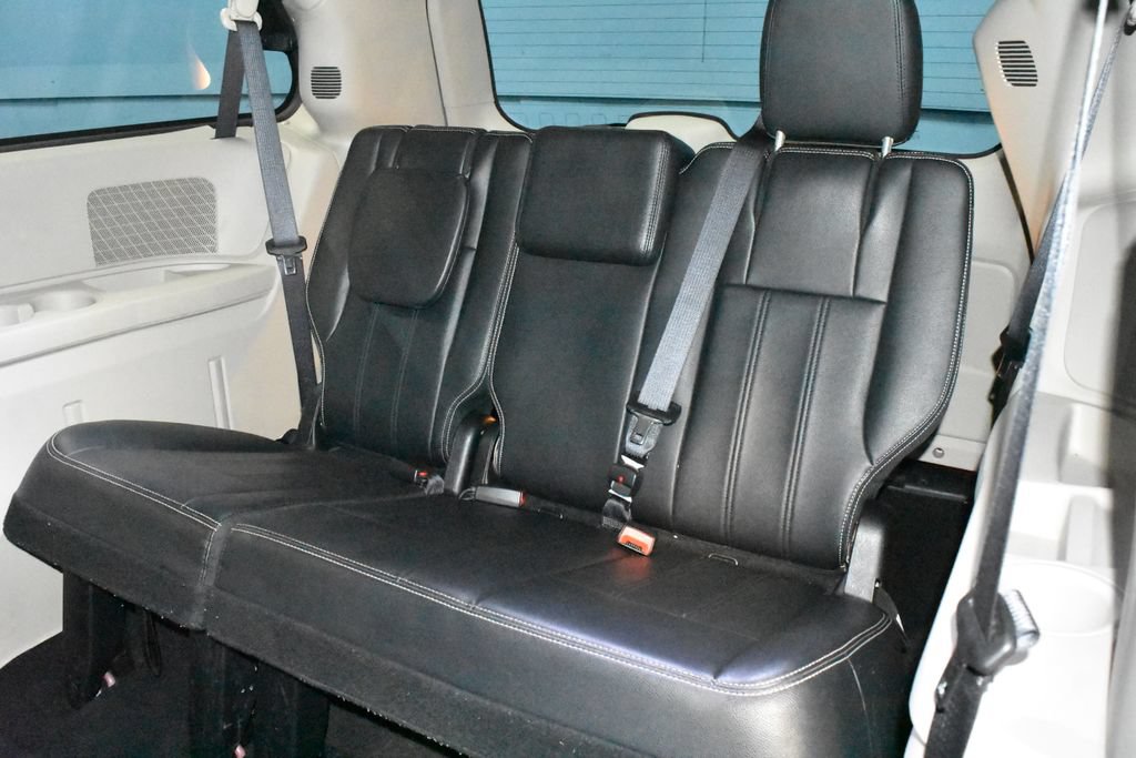 Used 2016 Chrysler Town & Country Touring FWD image 19