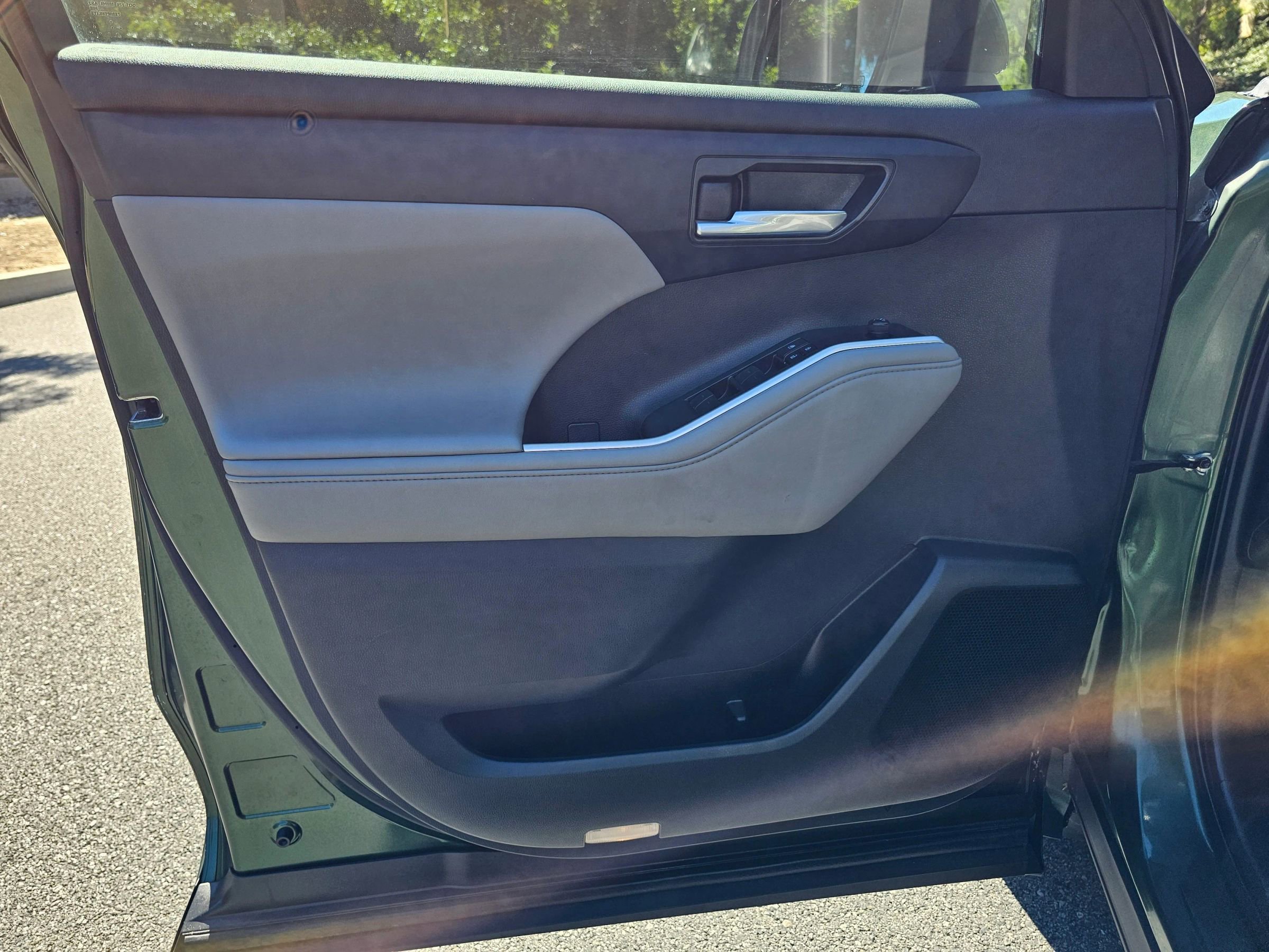 Used 2023 Toyota Highlander XLE image 18