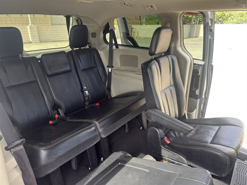 Used 2015 Chrysler Town & Country Touring FWD image 13