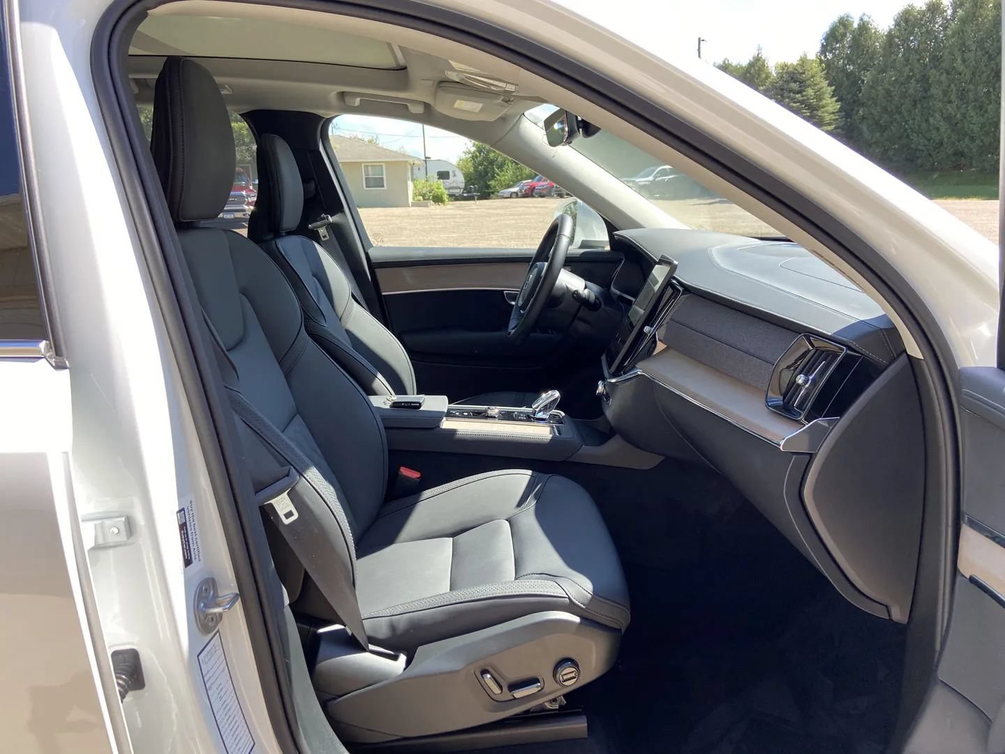 Used 2025 Volvo XC90 B6 Plus AWD/4WD image 13