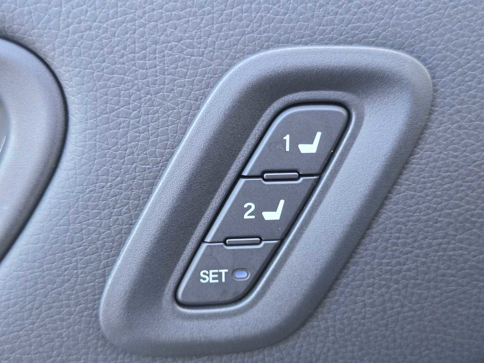 Used 2025 Honda Pilot EX-L image 25