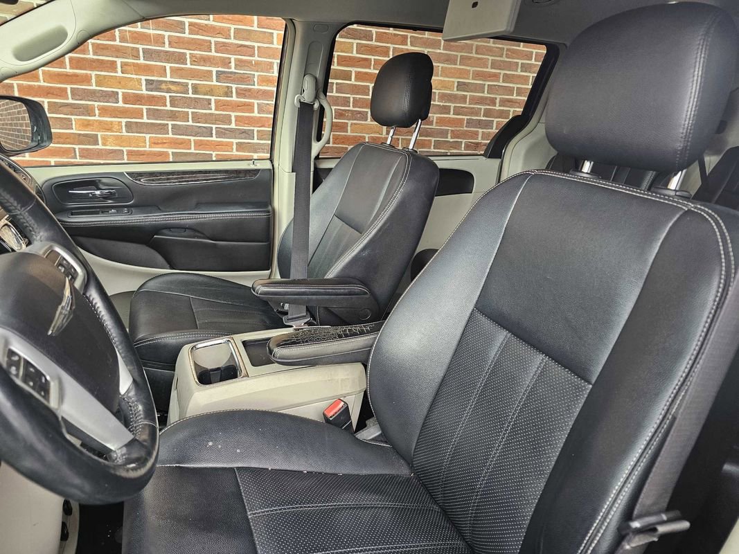 Used 2015 Chrysler Town & Country Touring-L w/ Driver Convenience Group image 18