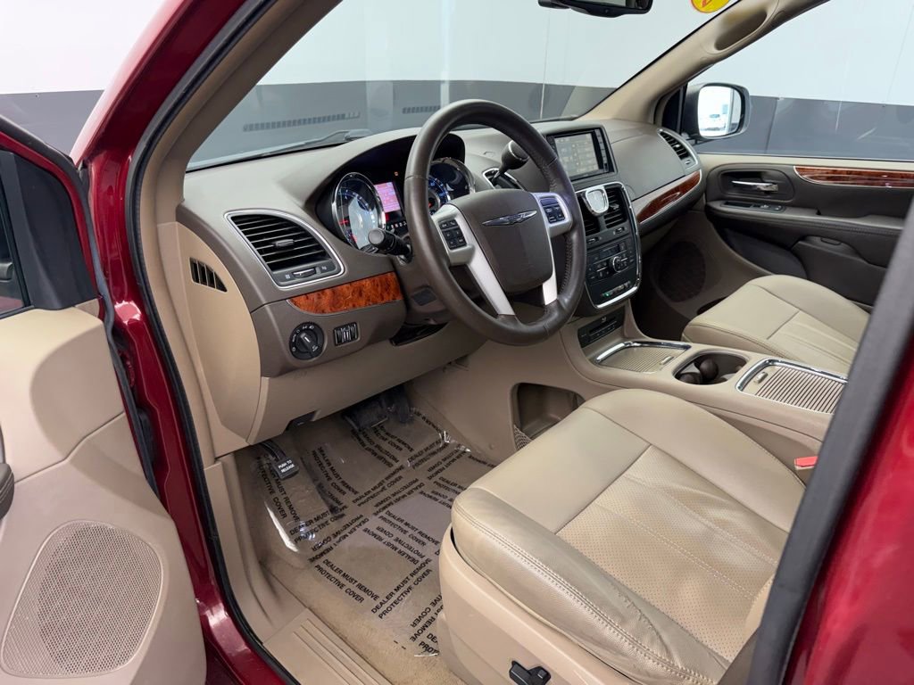 Used 2016 Chrysler Town & Country Touring-L image 35