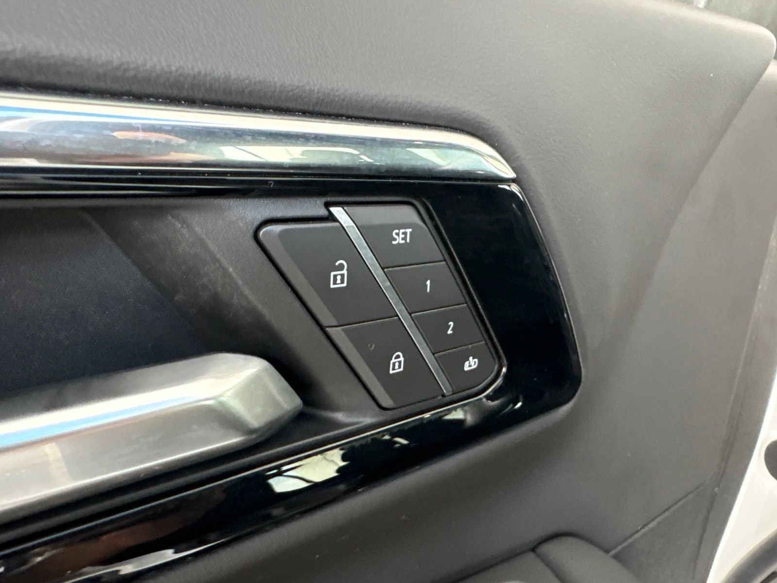Used 2025 Chevrolet Tahoe Premier AWD/4WD image 12