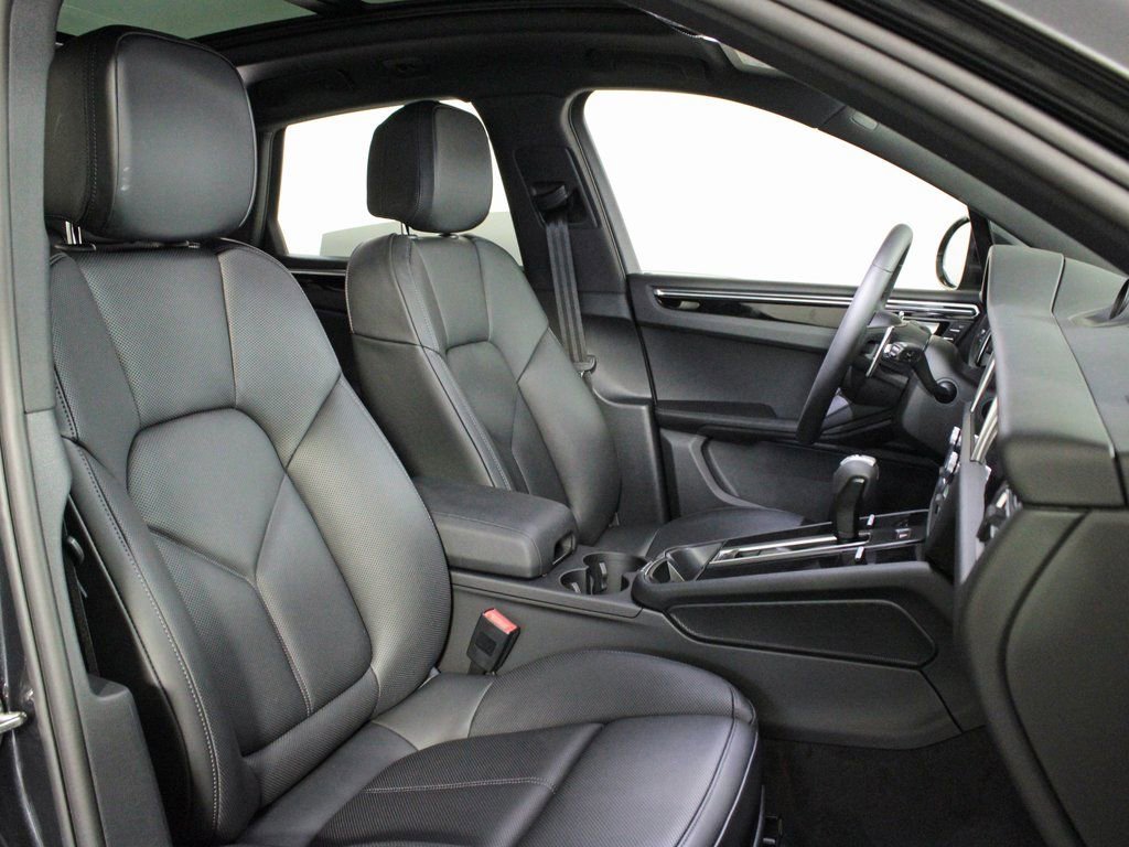 Certified 2025 Porsche Macan image 36