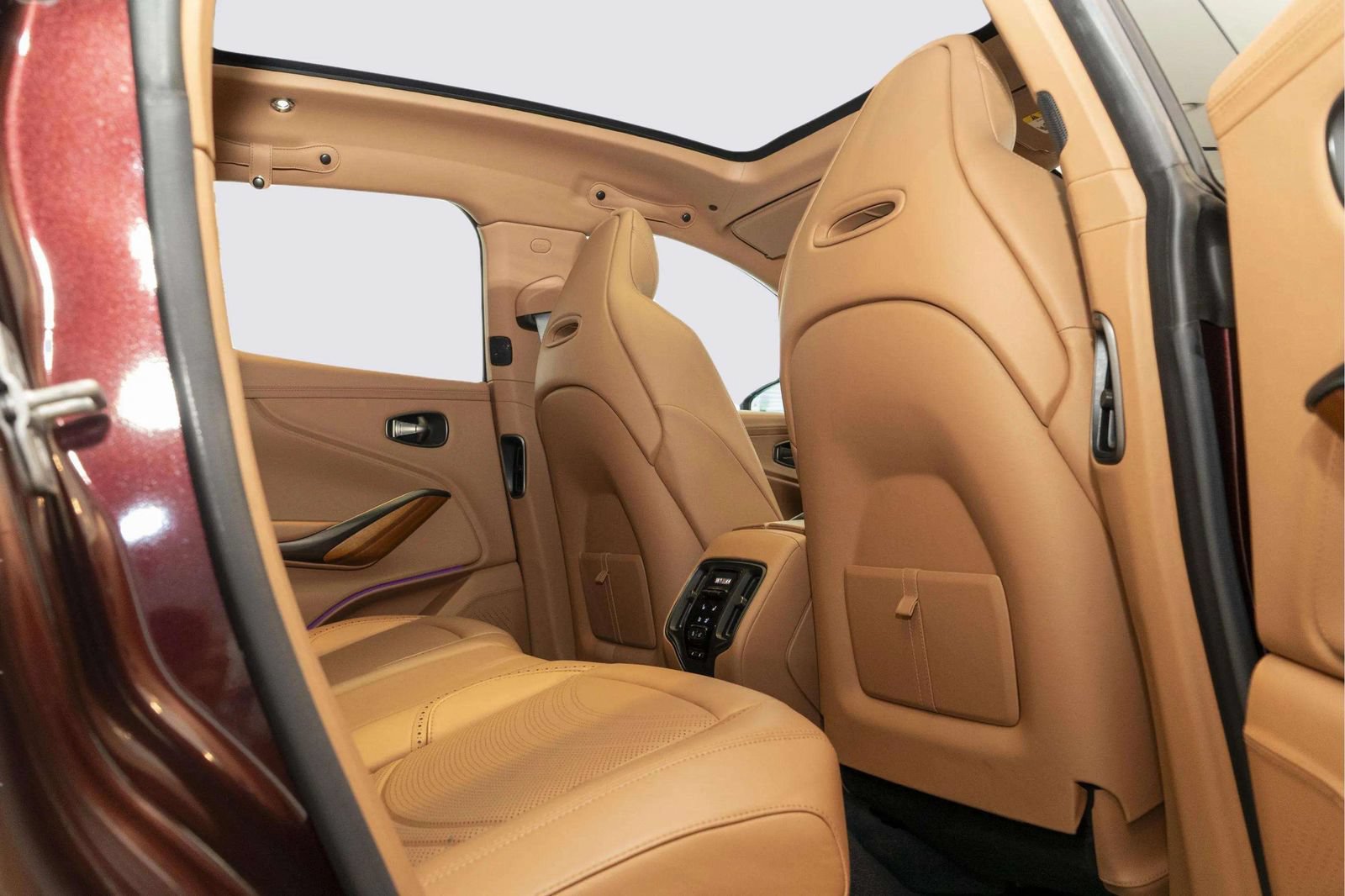 Used 2022 Aston Martin DBX AWD/4WD image 46