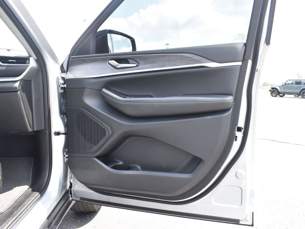 Used 2023 Jeep Grand Cherokee L Limited w/ Trailer Tow Group (B) image 31