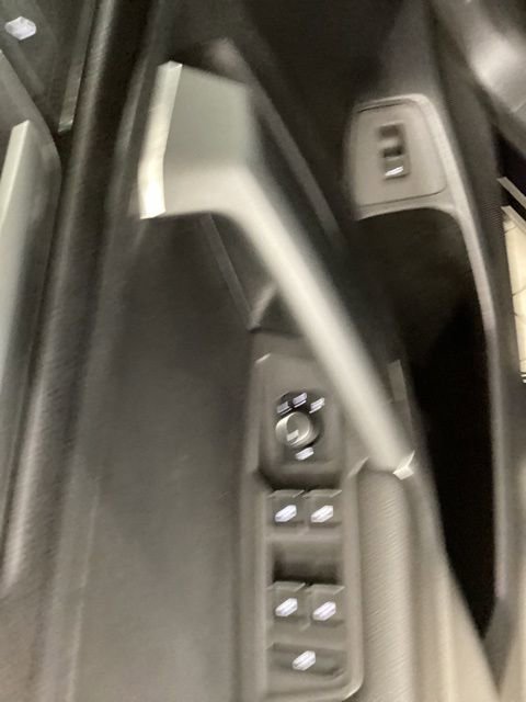 Used 2018 Volkswagen Tiguan SEL AWD/4WD image 18