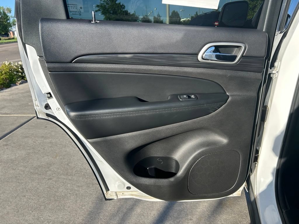 Used 2019 Jeep Grand Cherokee Laredo AWD/4WD image 24