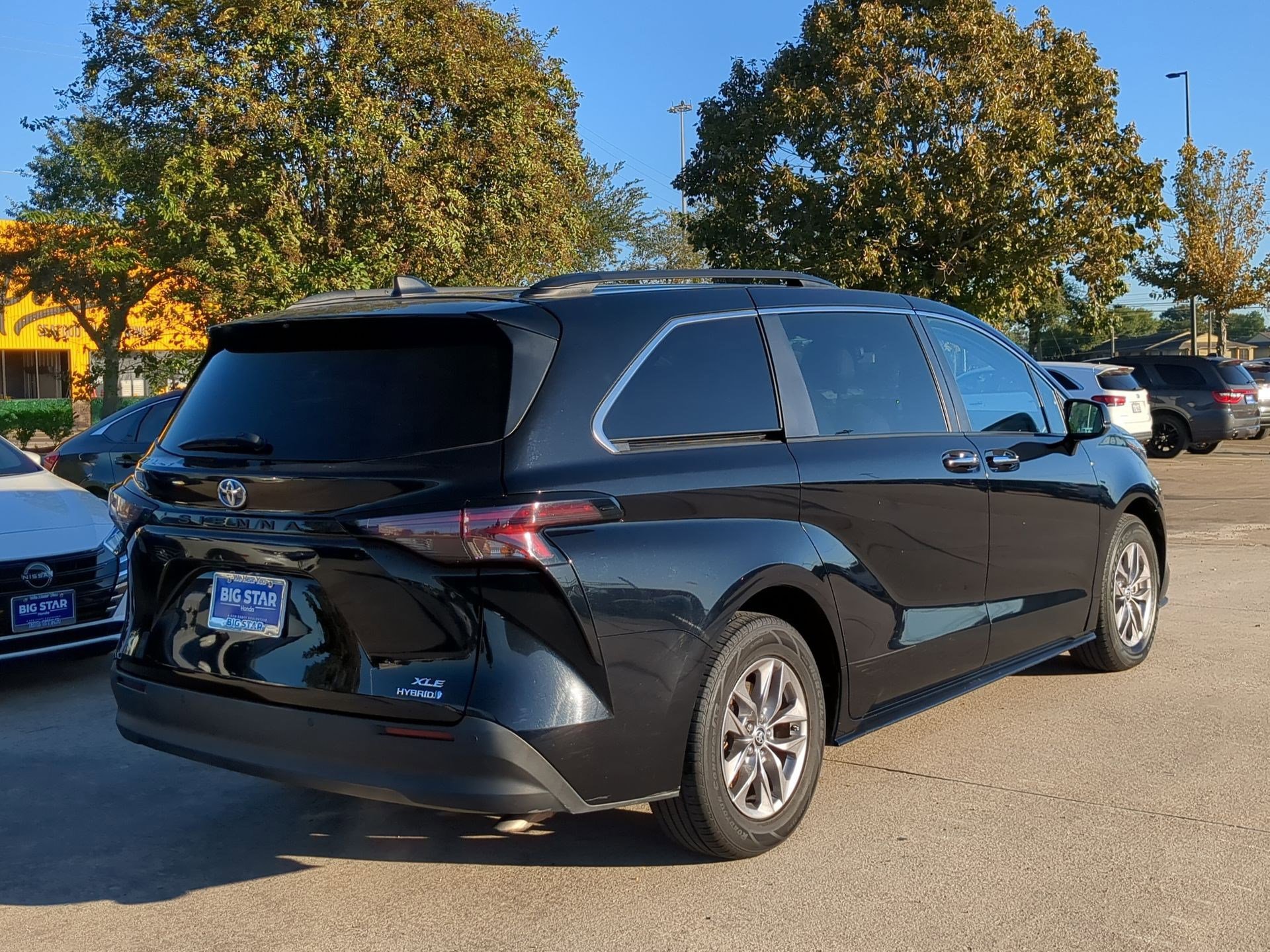Used 2023 Toyota Sienna XLE image 3