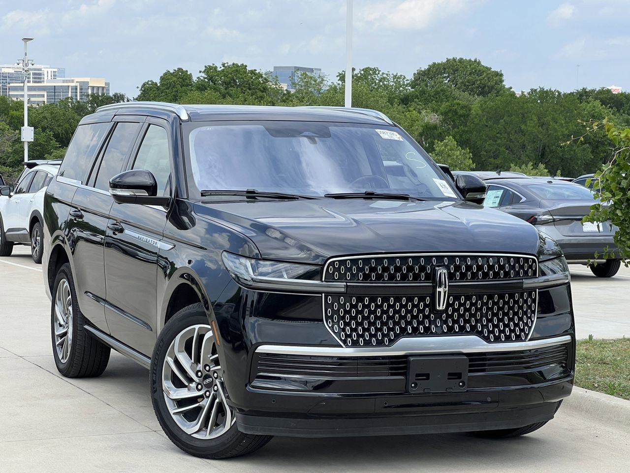 Used 2025 Lincoln Navigator Reserve AWD/4WD image 2