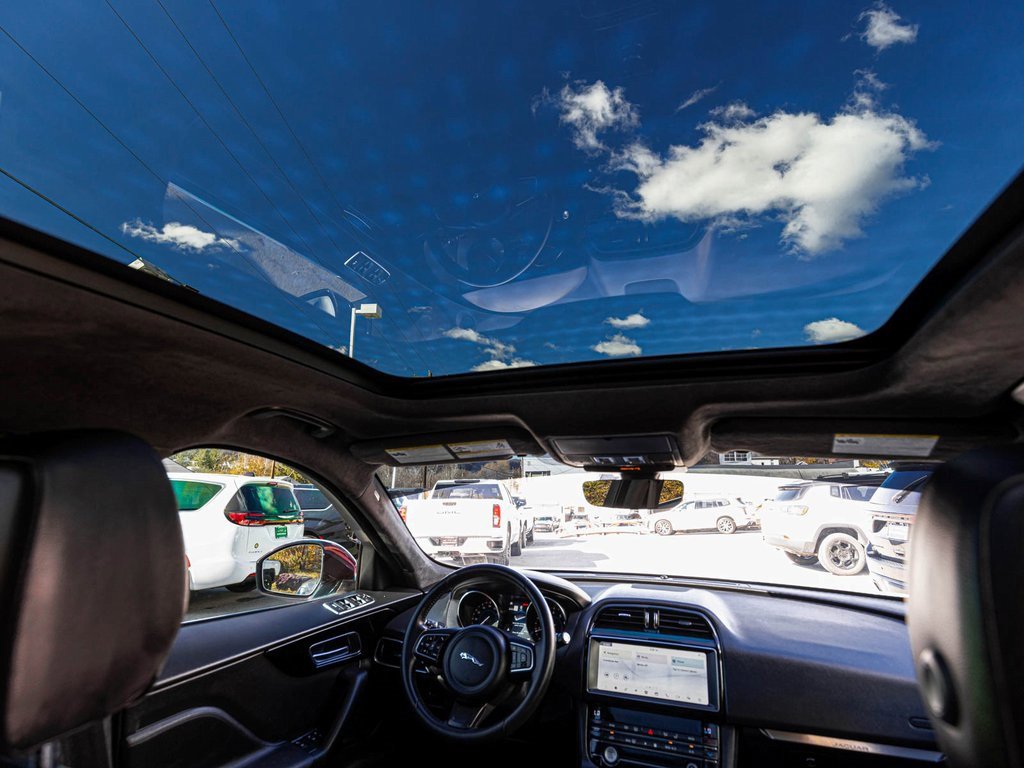 Used 2020 Jaguar F-PACE Premium image 31