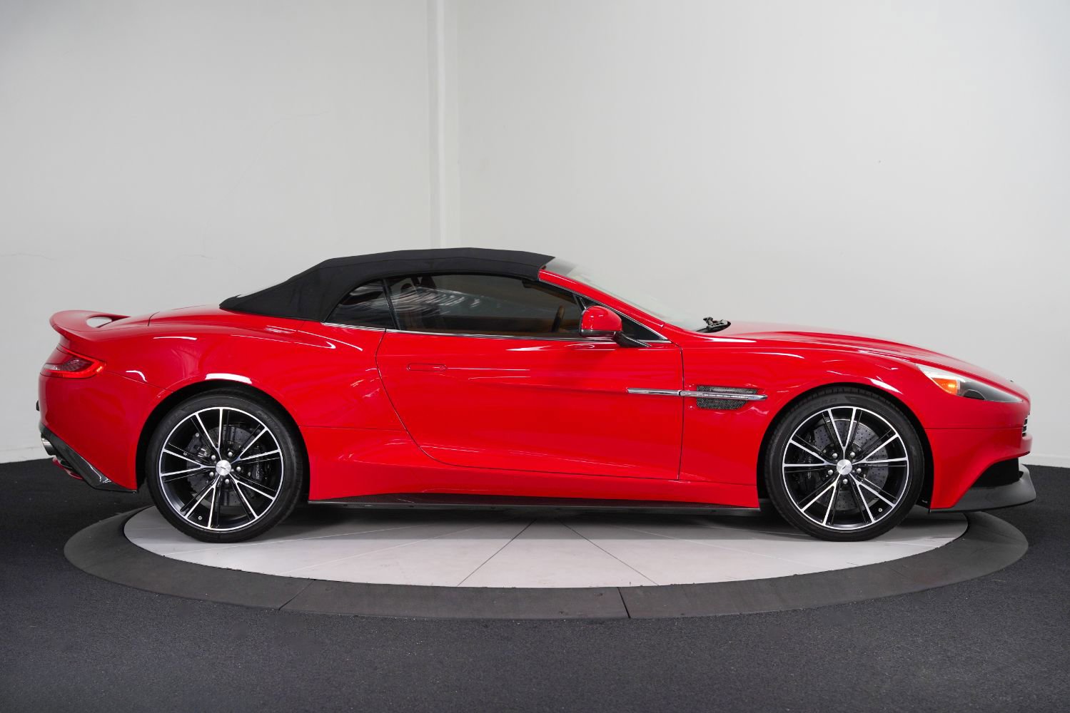 Used 2014 Aston Martin Vanquish Volante RWD image 9