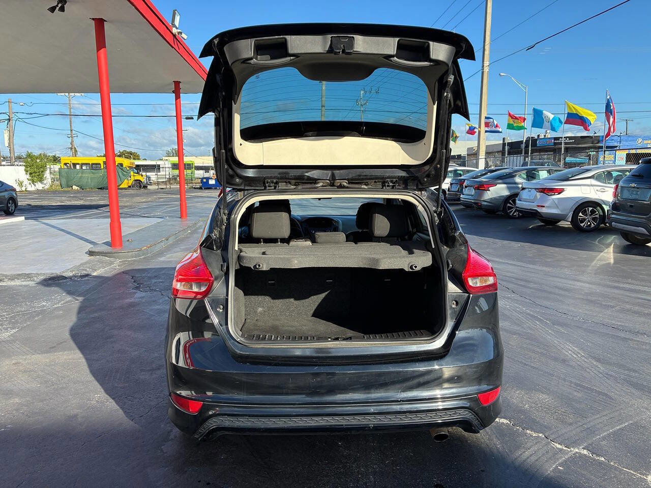 Used 2016 Ford Focus SE w/ SE Sport Package image 7