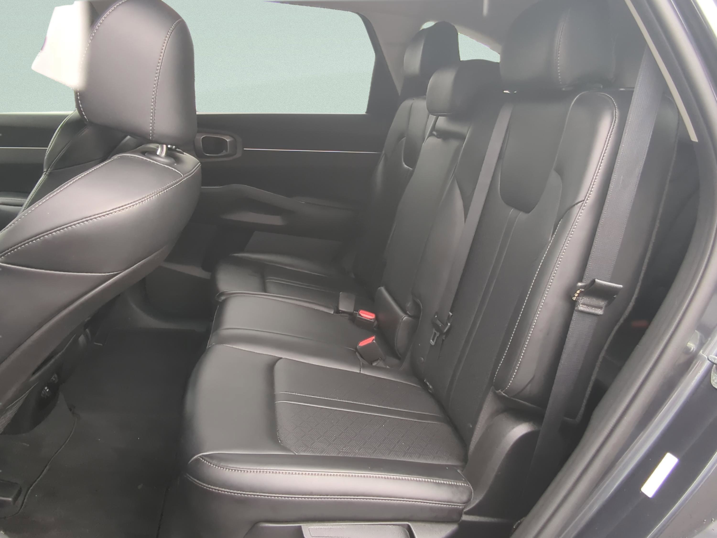 Used 2023 Kia Sorento S image 12