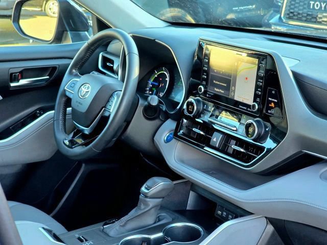 Used 2020 Toyota Highlander XLE AWD/4WD image 17