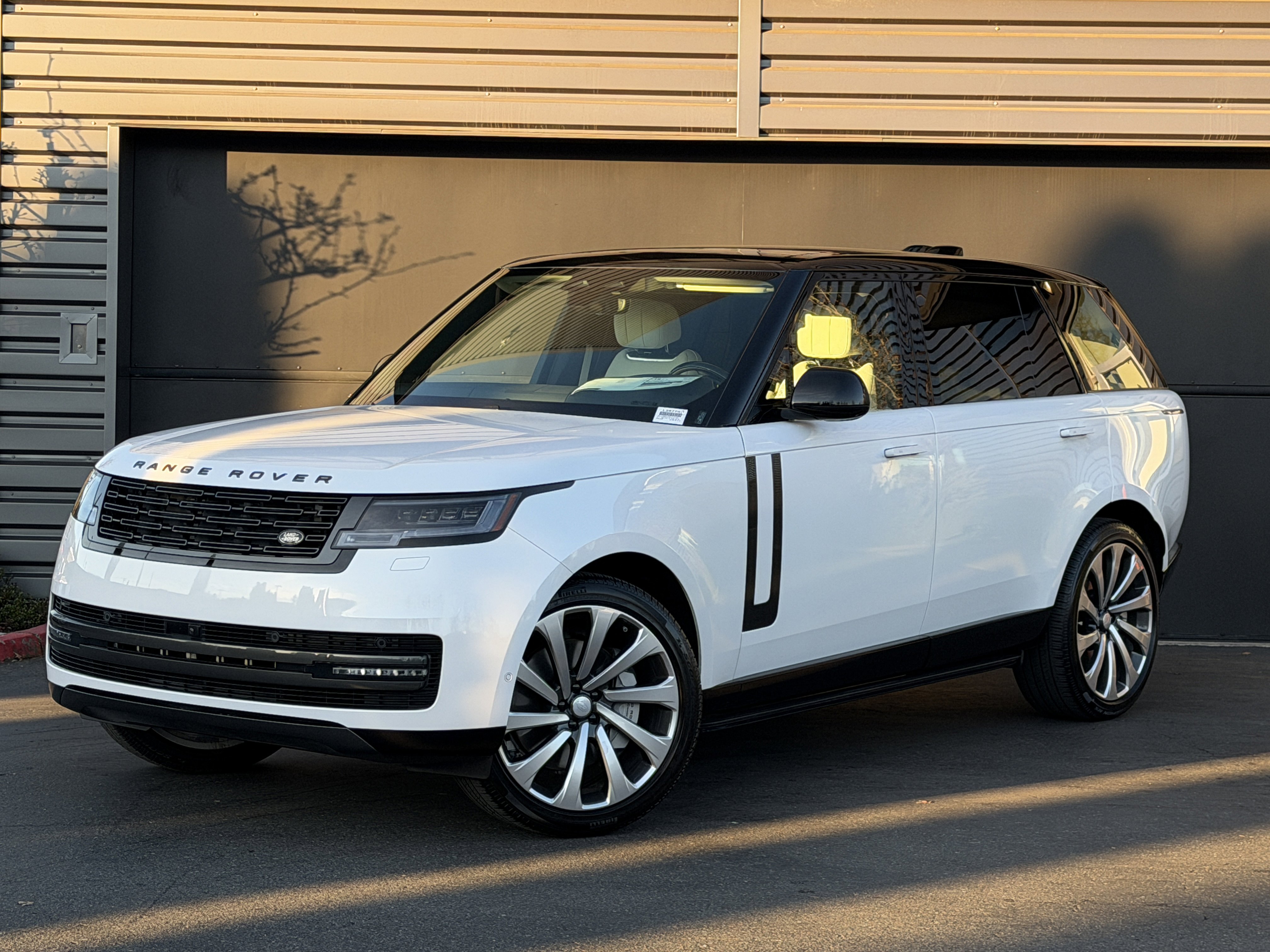 New 2025 Land Rover Range Rover Long Wheelbase SE image 1