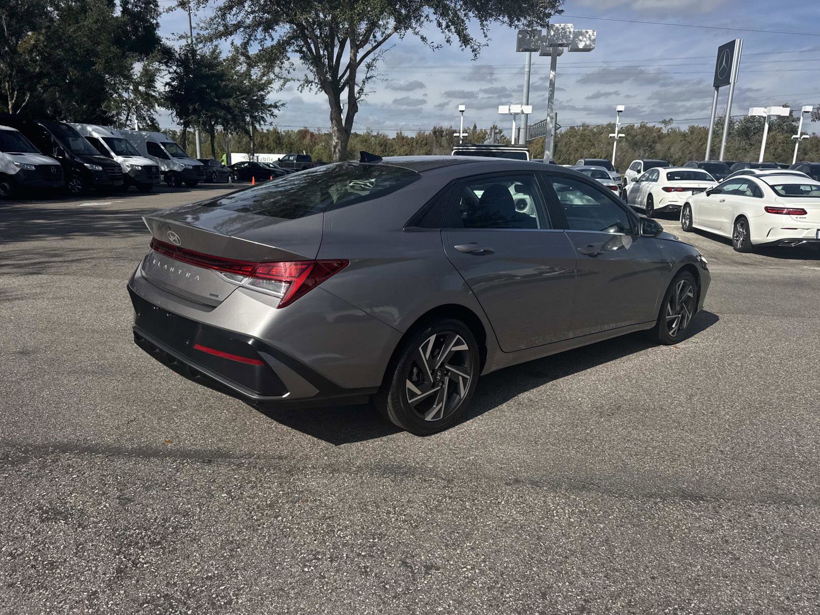 Used 2024 Hyundai Elantra Limited image 3