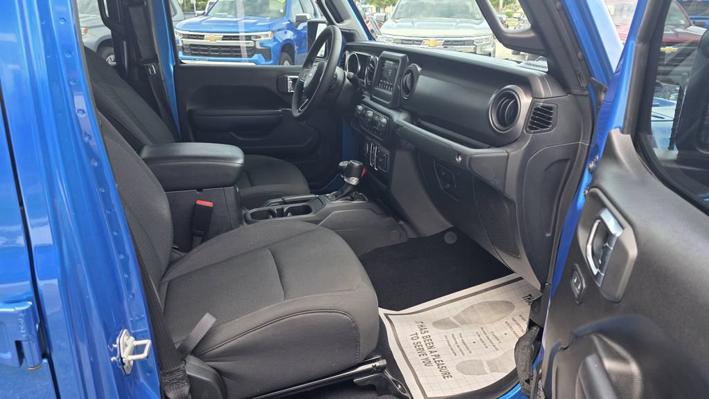 Used 2023 Jeep Gladiator Sport AWD/4WD image 6