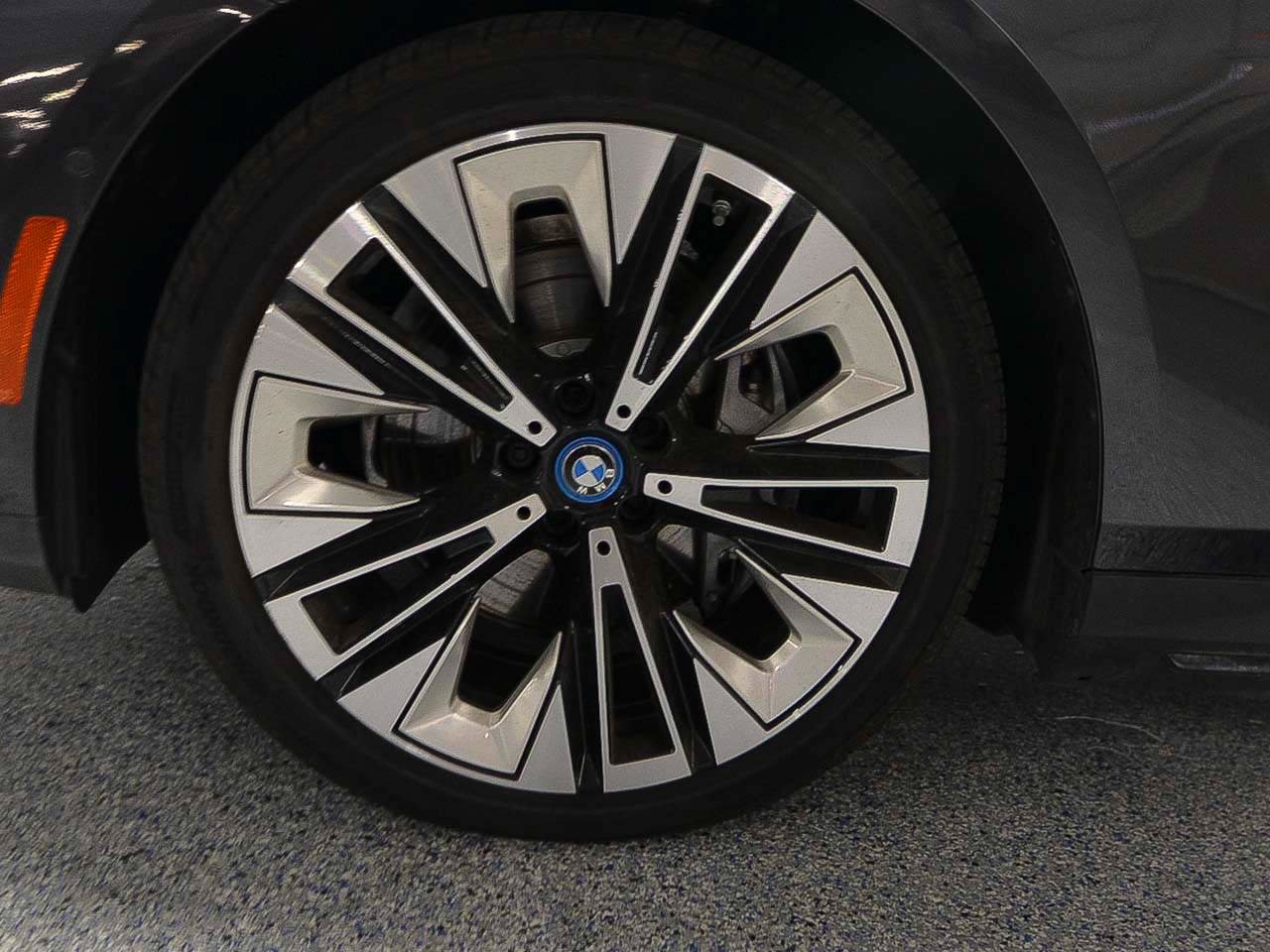 Used 2025 BMW i5 xDrive40 w/ Premium Package image 5