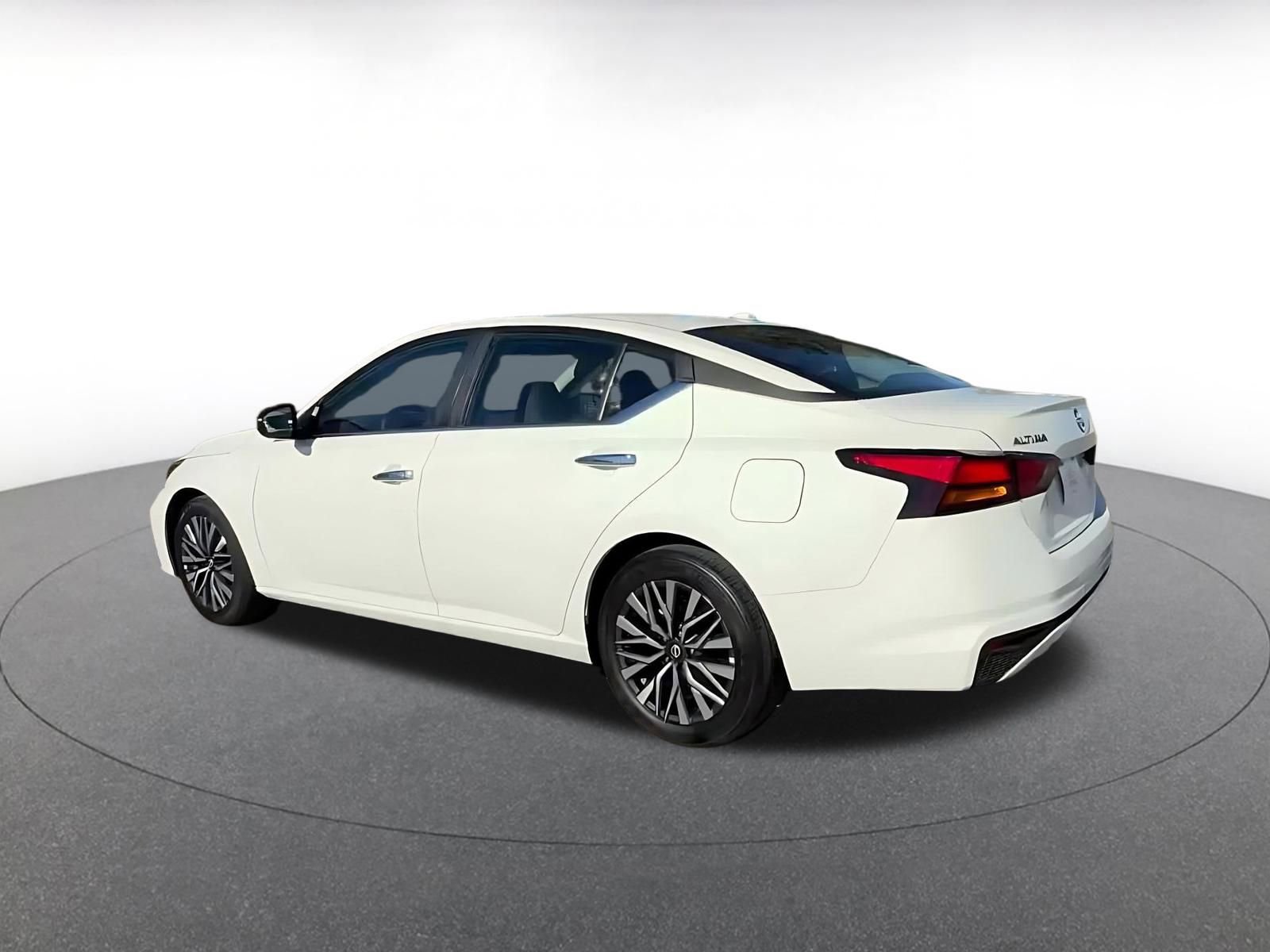 Used 2025 Nissan Altima 2.5 SV image 10