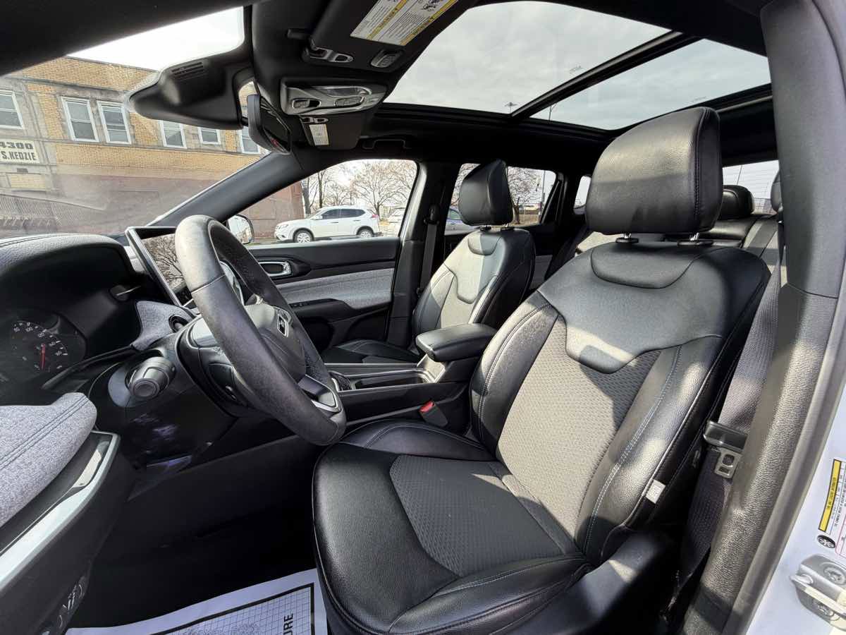 Used 2024 Jeep Compass Latitude w/ Sun and Sound Group image 13