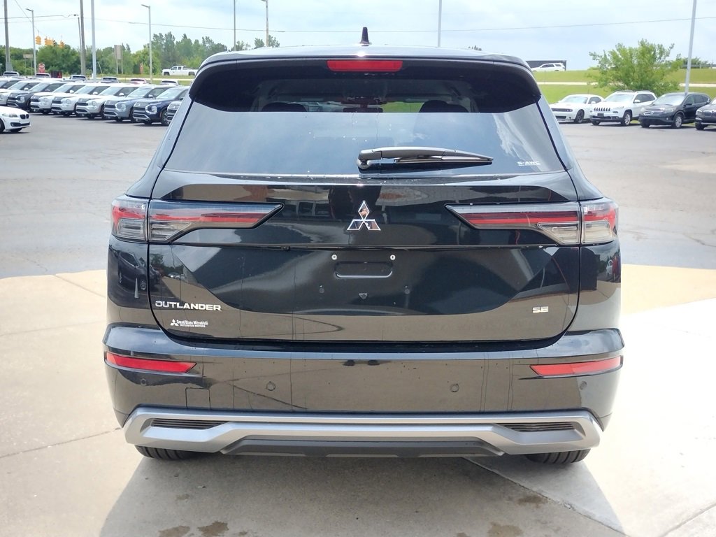New 2025 Mitsubishi Outlander SE image 18