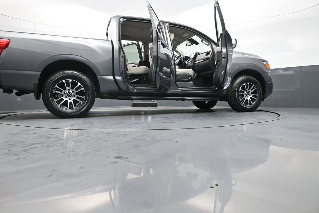 Used 2024 Nissan Titan SV w/ SV Convenience Package image 45