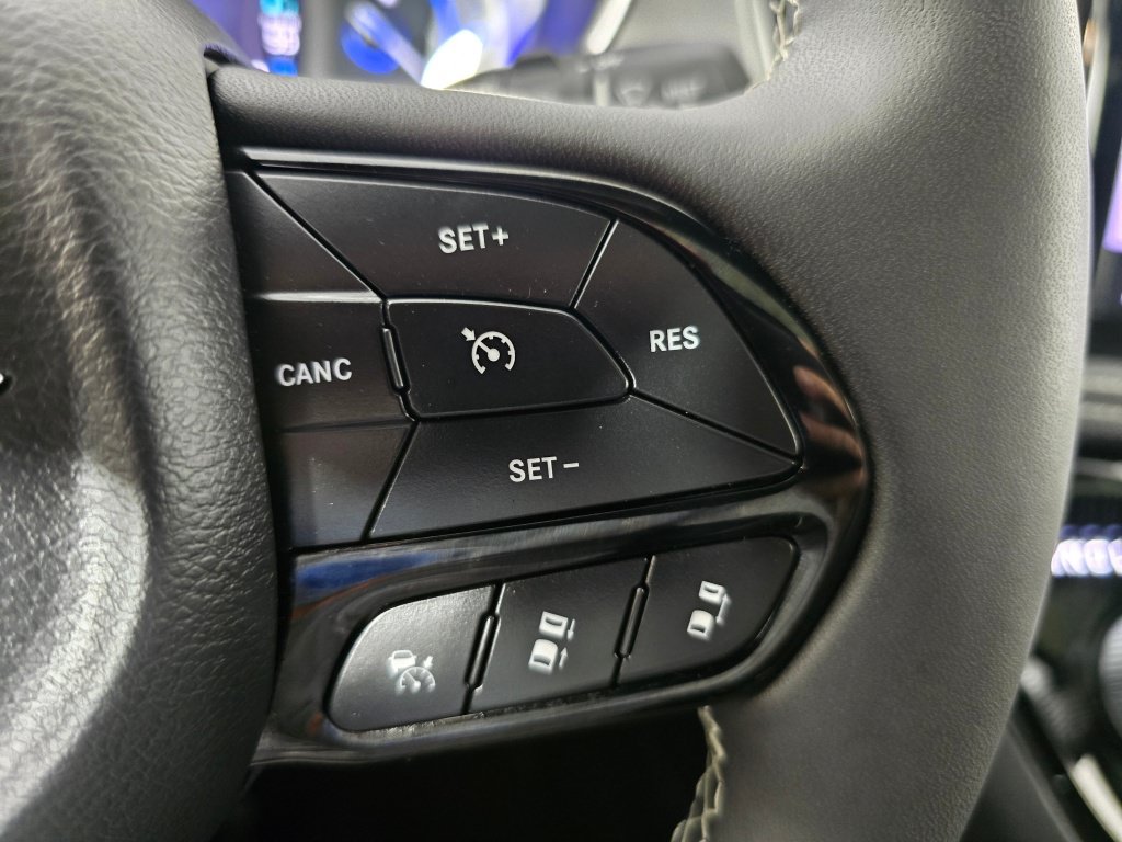 Used 2023 Chrysler Pacifica Limited w/ Uconnect Theater Family Group FWD image 28