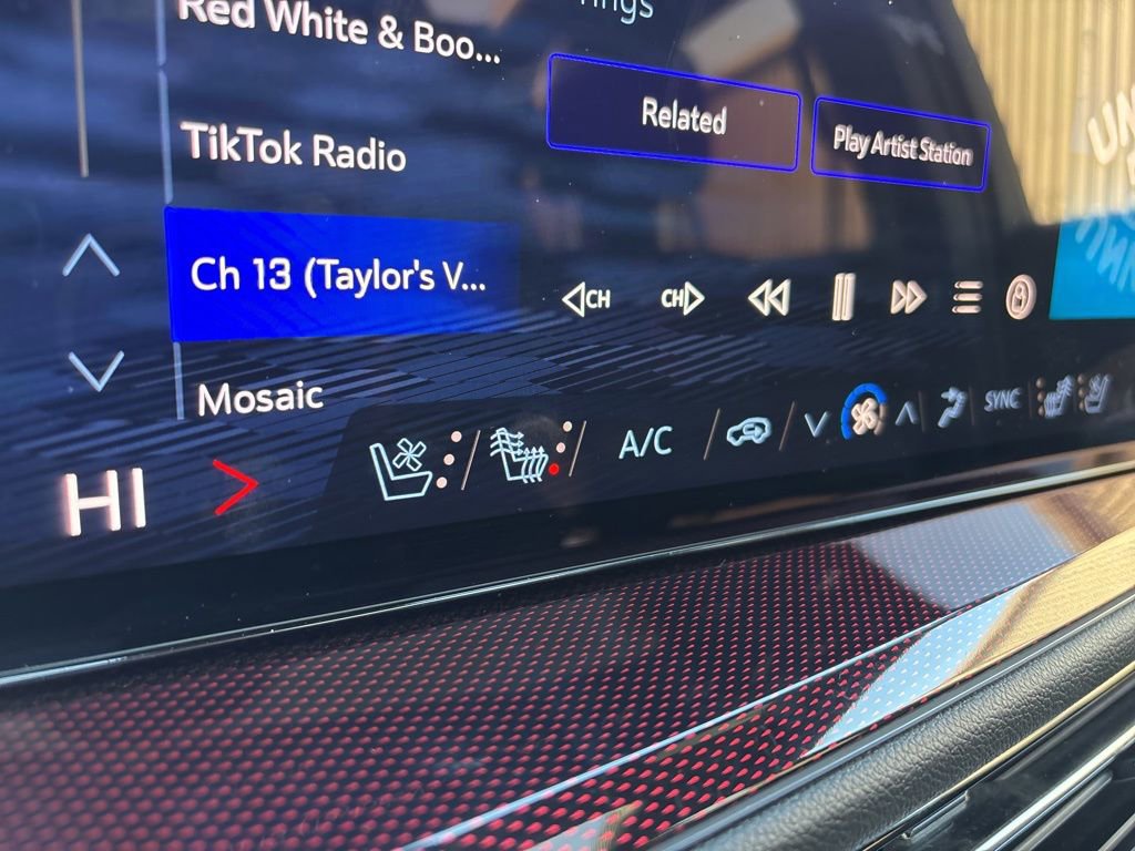 Used 2024 Chevrolet Traverse RS image 37