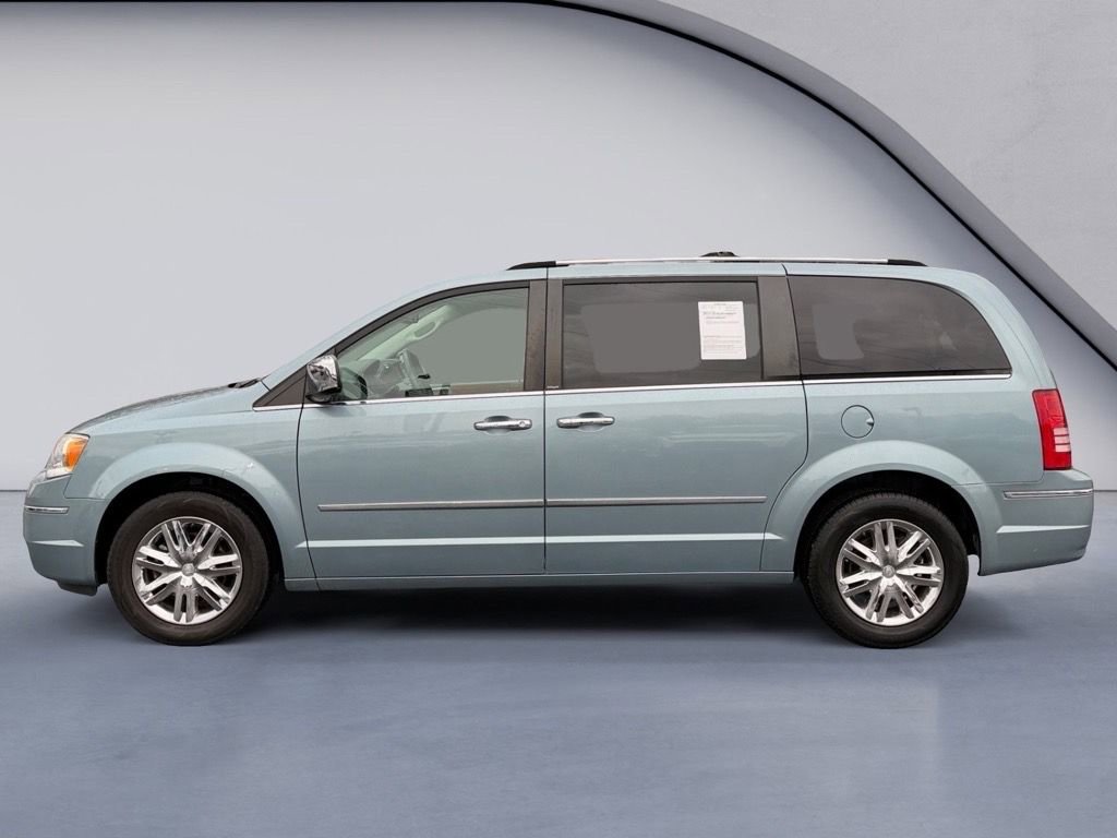 Used 2010 Chrysler Town & Country Limited image 6