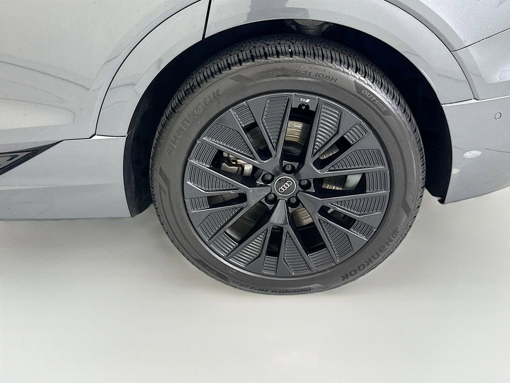 Used 2024 Audi Q8 e-tron Prestige image 30