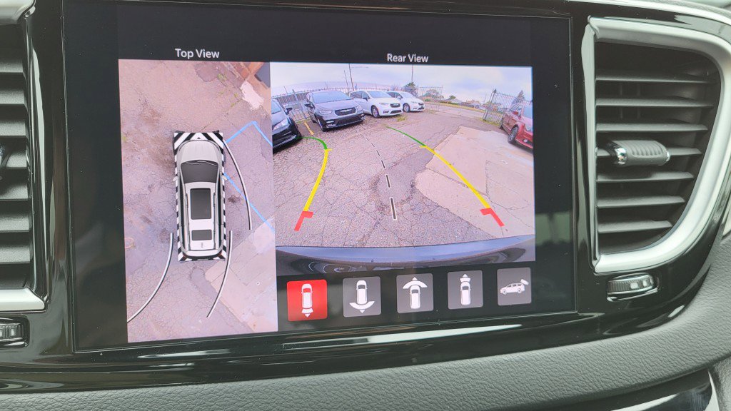 Used 2024 Chrysler Pacifica Limited w/ Uconnect Theater Family Group image 34