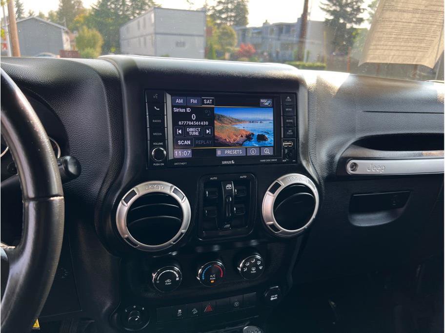 Used 2017 Jeep Wrangler Unlimited Sahara image 9