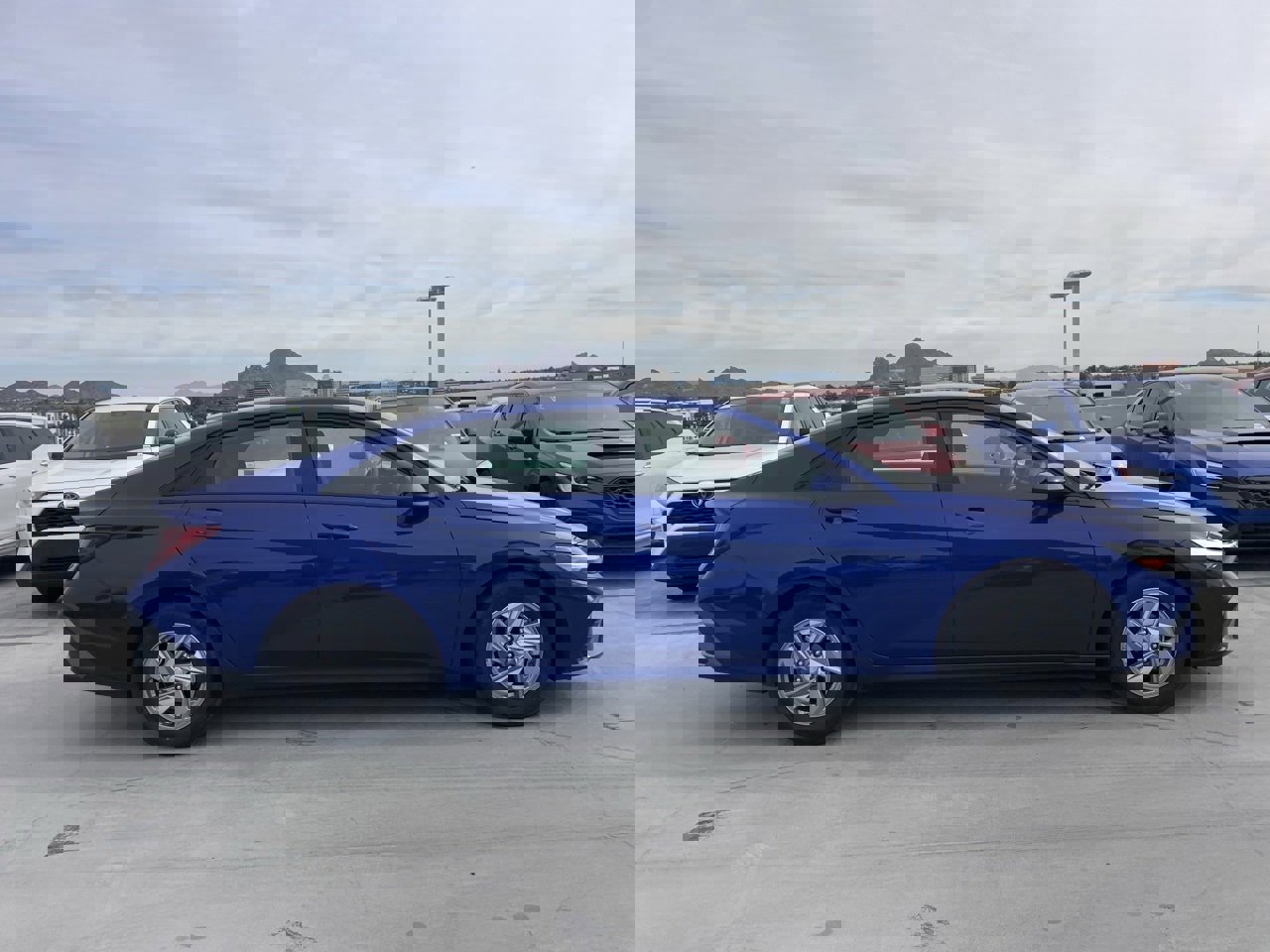 Used 2024 Hyundai Elantra SE image 3